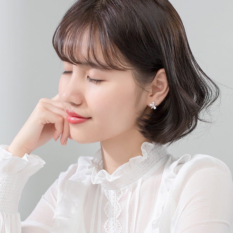 NORAS FIVE PETAL OHRRINGE